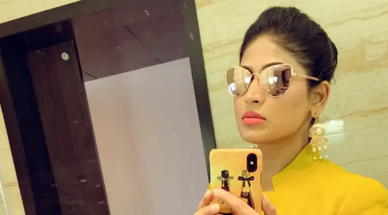 Knock Out Reply to a Cricket Fan by Tamil Actress Vijayalakshmi in Twitter