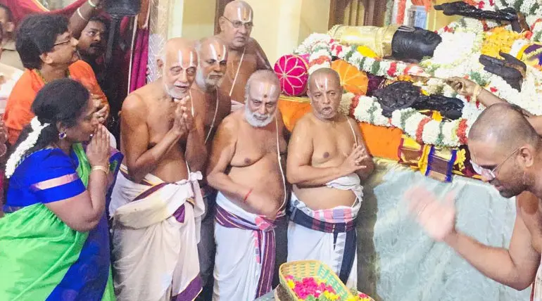 Dr Tamilisai Soundararajan Worshipped Athi Varadar and Distributed Prasadam to Devotees