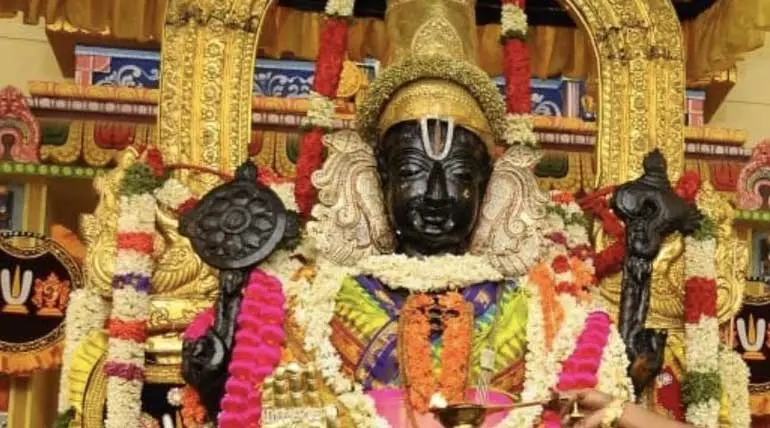Lord Athi Varadar in Kanchipuram Last Day to Worship Waiting Time Increased to 8 Hours