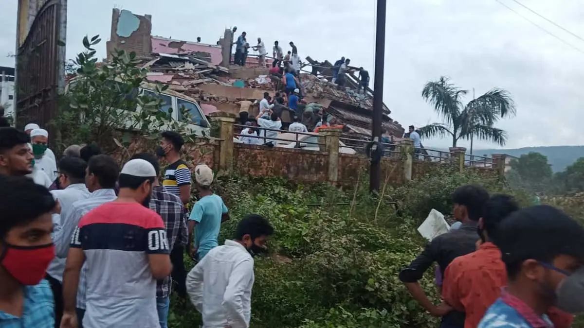 Maharastra building collapse kills 4 and 25 still trapped under the debris
