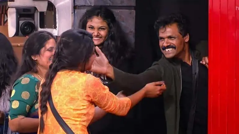 Bigg Boss fame Losliya's father Mariyanesan passes away in Canada.
