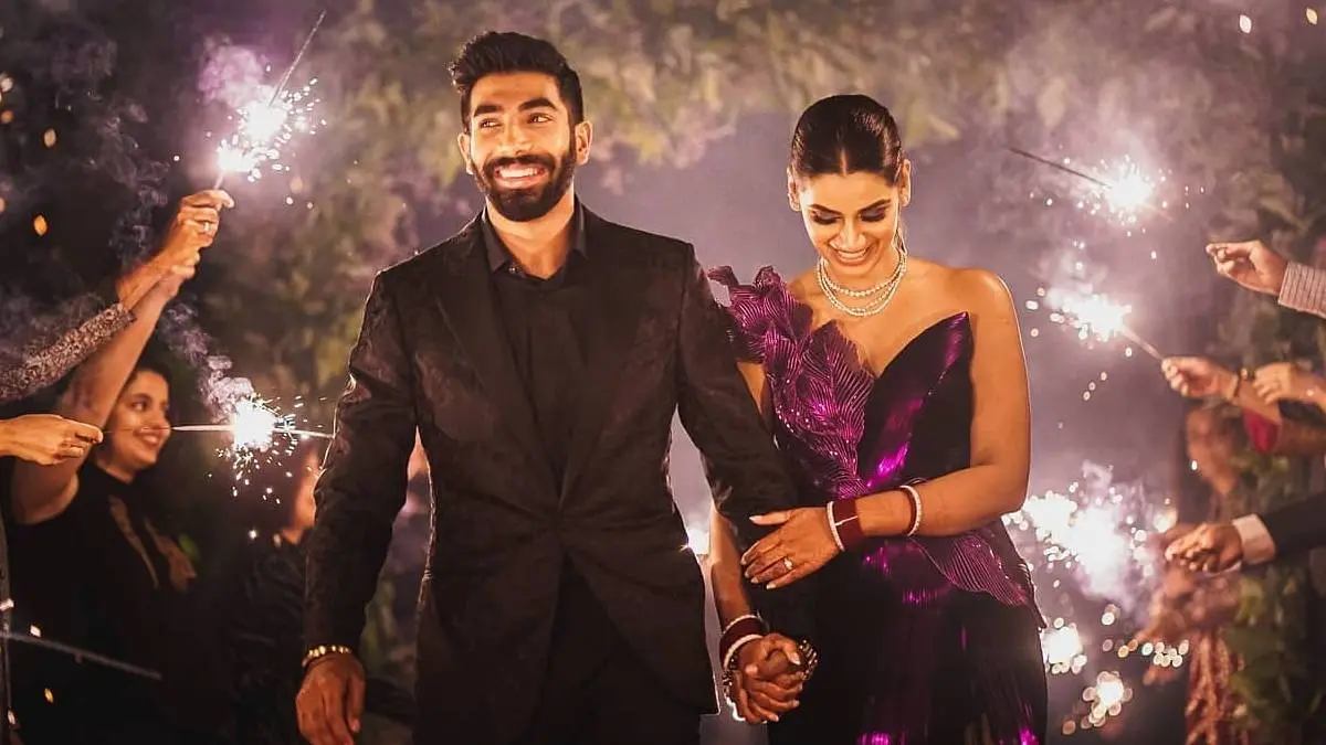 Bumrah shared photos with his wife : Viral photos