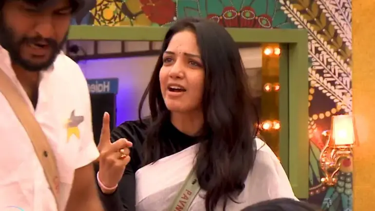 Pavni And Priyanka Stood Together Gathering Bigg Boss 5 Fans Support