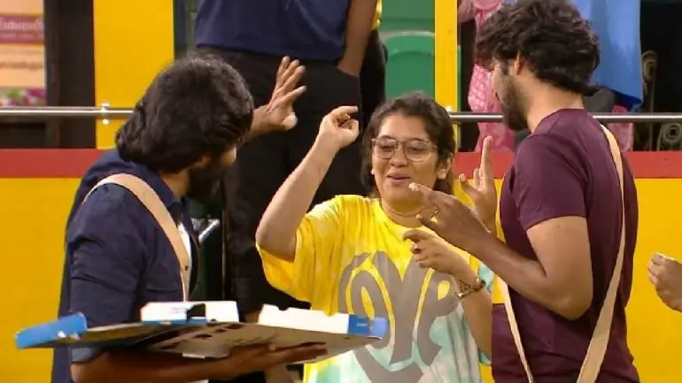 Priyanka Gets Off From The Bus For Veg Pizza In Bigg Boss Tamil 5
