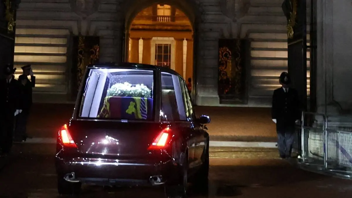 The Queen's Coffin Arrived at Buckingham Palace, Crowds To Pay Respect