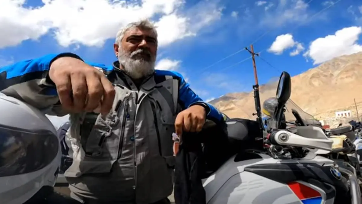 Fans Spotted Actor Ajith At Leh And Gets His Signature On Helmet Video
