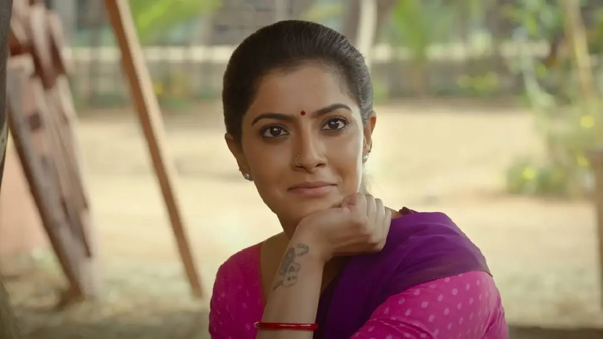 Kondraal Paavam Review: Varalaxmi And Santhosh Prathap In The Lead