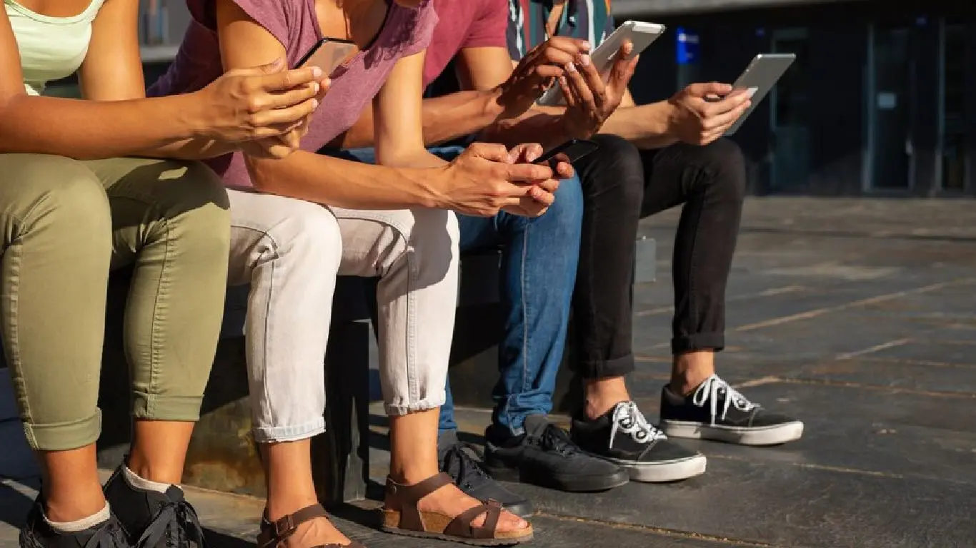 High Mobile Phone Usage Cause Brain Cancer? WHO Research Shocks