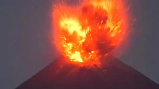 Indonesia Resumes Normal Life as Anak Krakatau Eruption Disrupts Travel