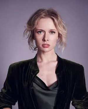 Amelia Eve