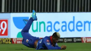 Anrich Nortje took the crucial wicket of Smith in the 8th over